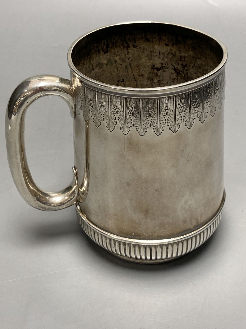 A Victorian engraved silver mug, William Hunter, London, 1876, 11.8cm, 9oz.